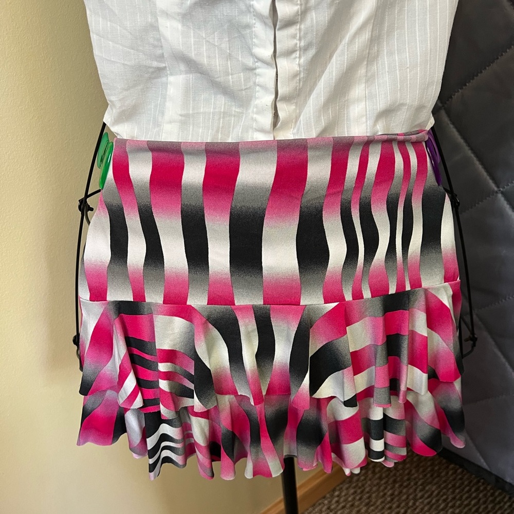 Illusion “S” mini skirt made from a comfortable polyester blend